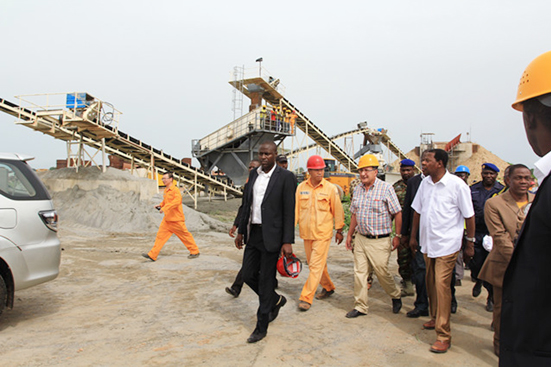 Inspección del presidente de Benin en la línea de producción de agregados de grava SANME