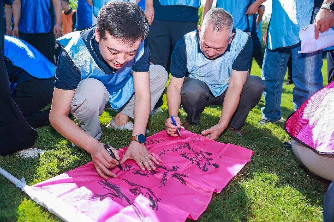 Uniendo fortalezas, forjando la excelencia: El evento de integración del equipo de la base de Shanghai SANME en Zhengzhou enciende la pasión