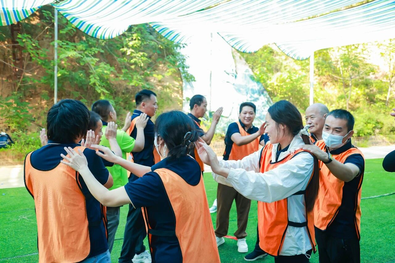 Uniendo fortalezas, forjando la excelencia: El evento de integración del equipo de la base de Shanghai SANME en Zhengzhou enciende la pasión