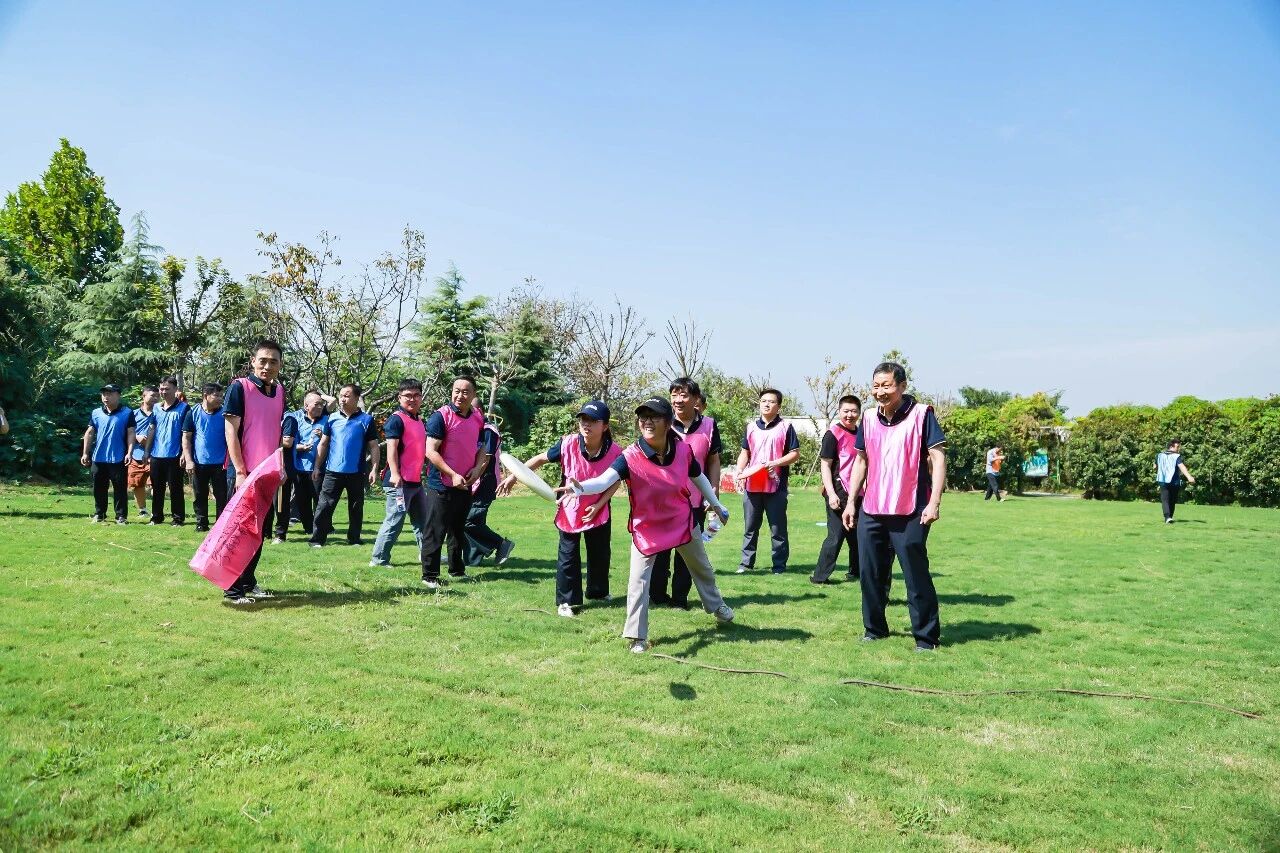 Uniendo fortalezas, forjando la excelencia: El evento de integración del equipo de la base de Shanghai SANME en Zhengzhou enciende la pasión